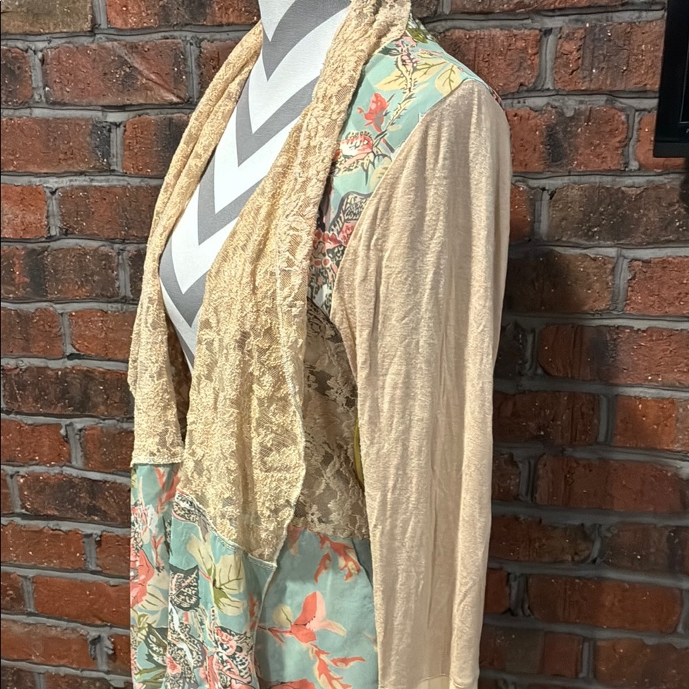 Gimmicks Floral Lace Waterfall Cardigan. Size Medium. - Picture 4 of 10